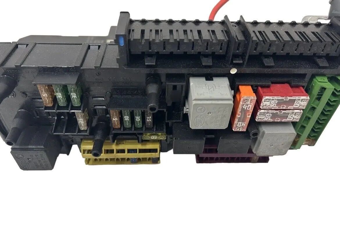 Mercedes-Benz C-300 Hinter Kofferraum Sicherung Box 2049060105 5dk00922589